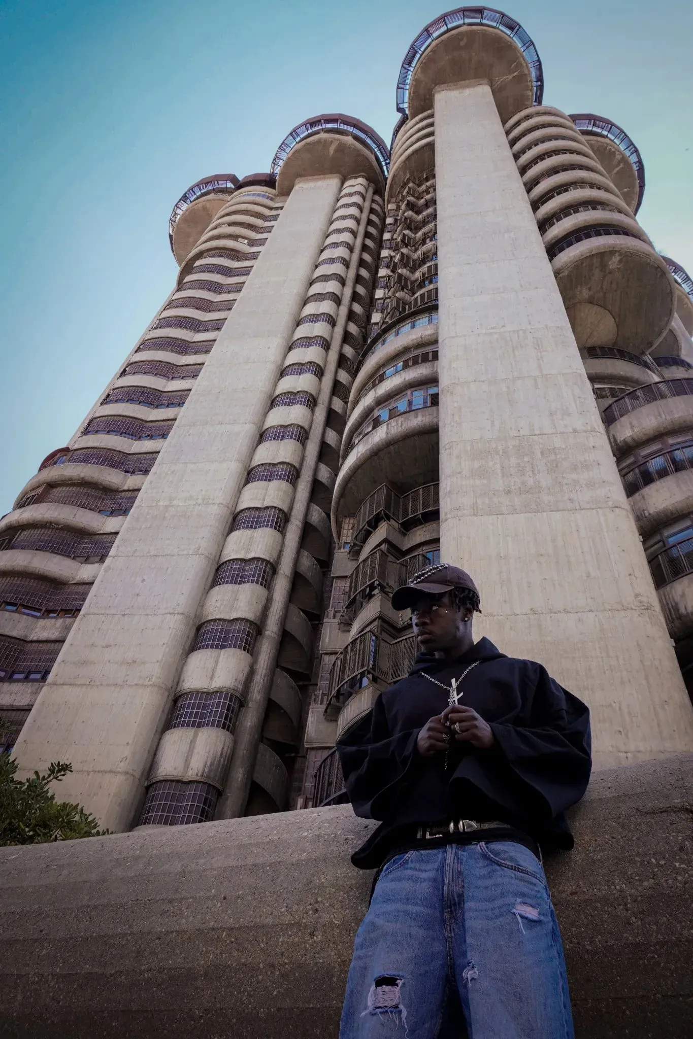 Drop 02 - Escena Urbana con Edificio Brutalista